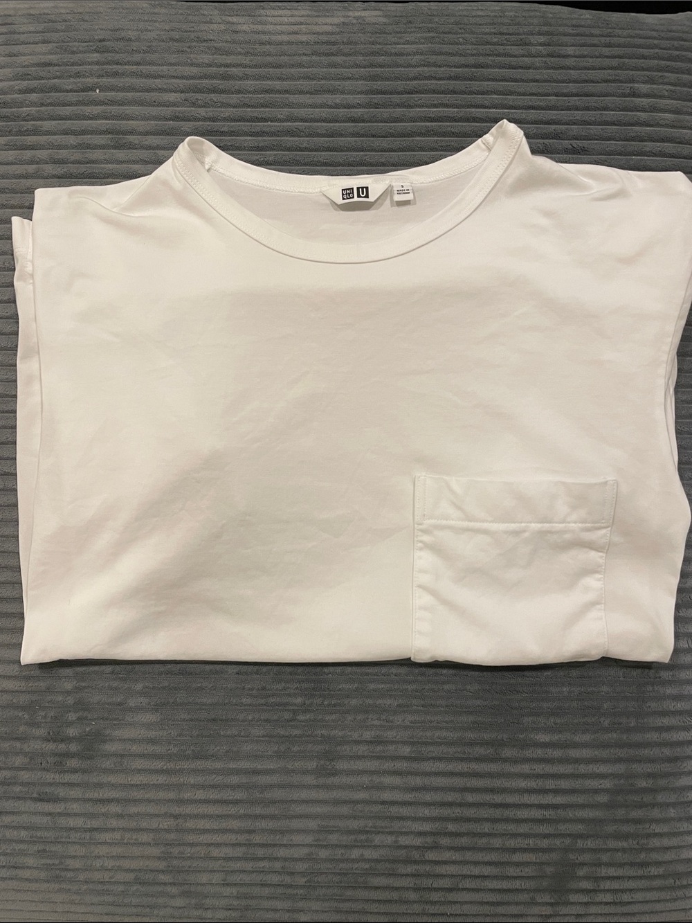 Uniqlo Men’s size Small White Short Sleeve Pocket Tee Shirt - “Airism”